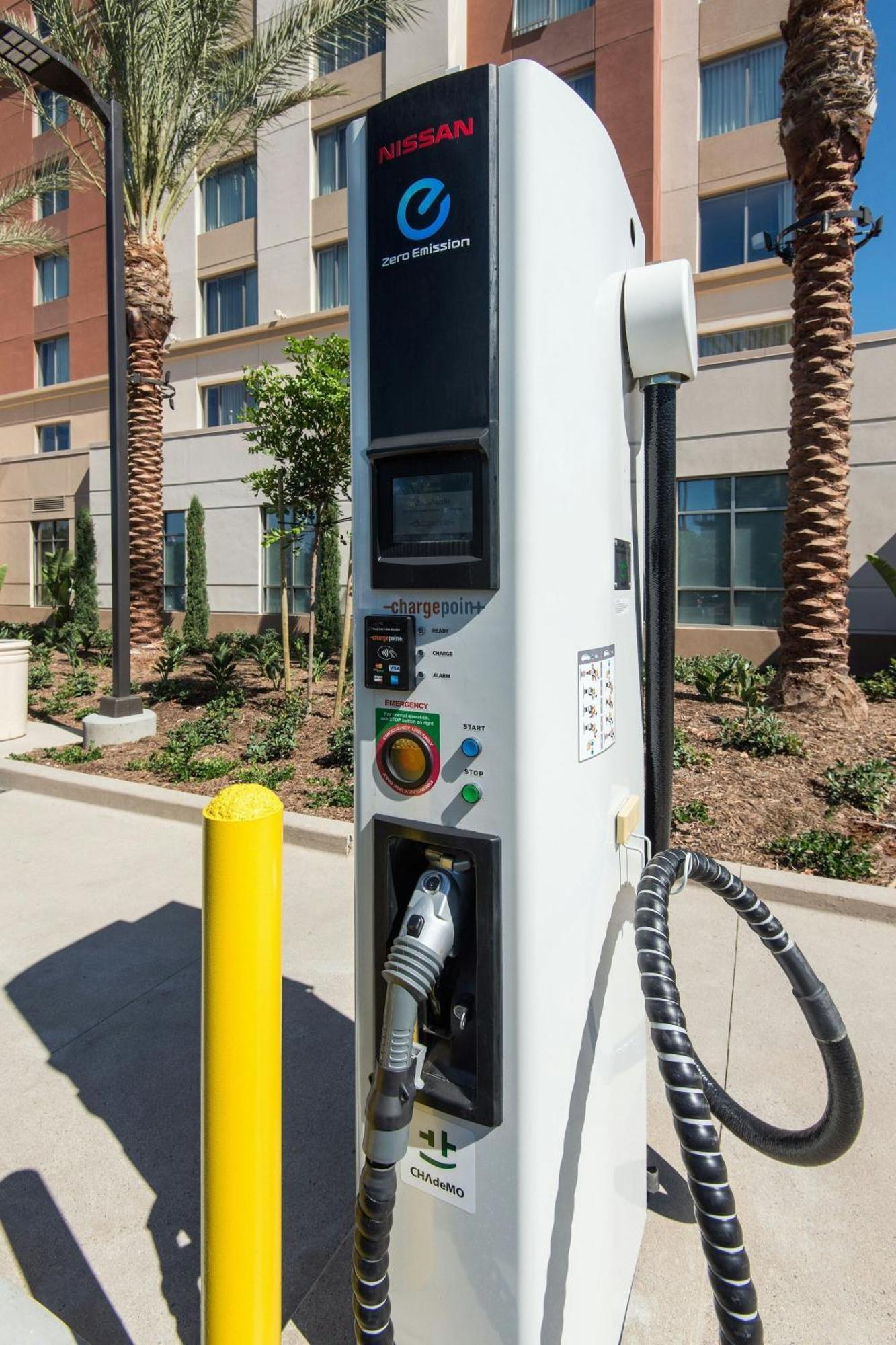Courtyard By Marriott Irvine Spectrum Экстерьер фото
