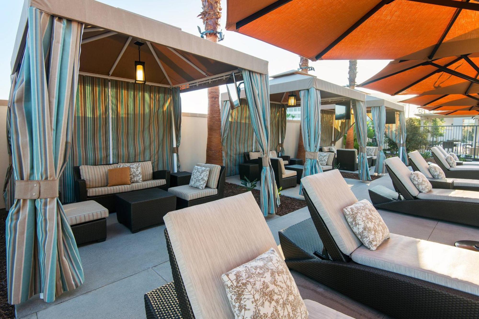 Courtyard By Marriott Irvine Spectrum Экстерьер фото